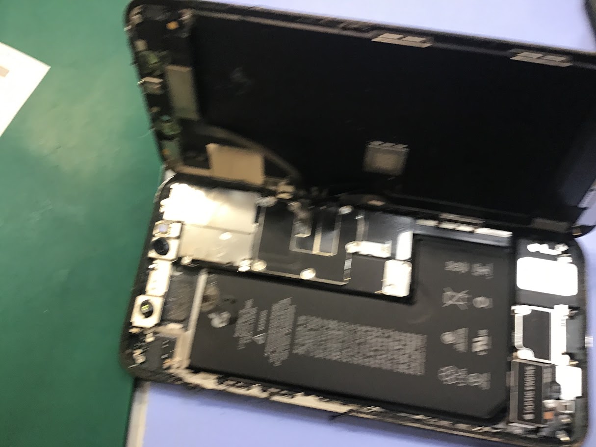 iPhone11Proならデータそのまま修理可能なスマホ修理工房西八王子店へ！